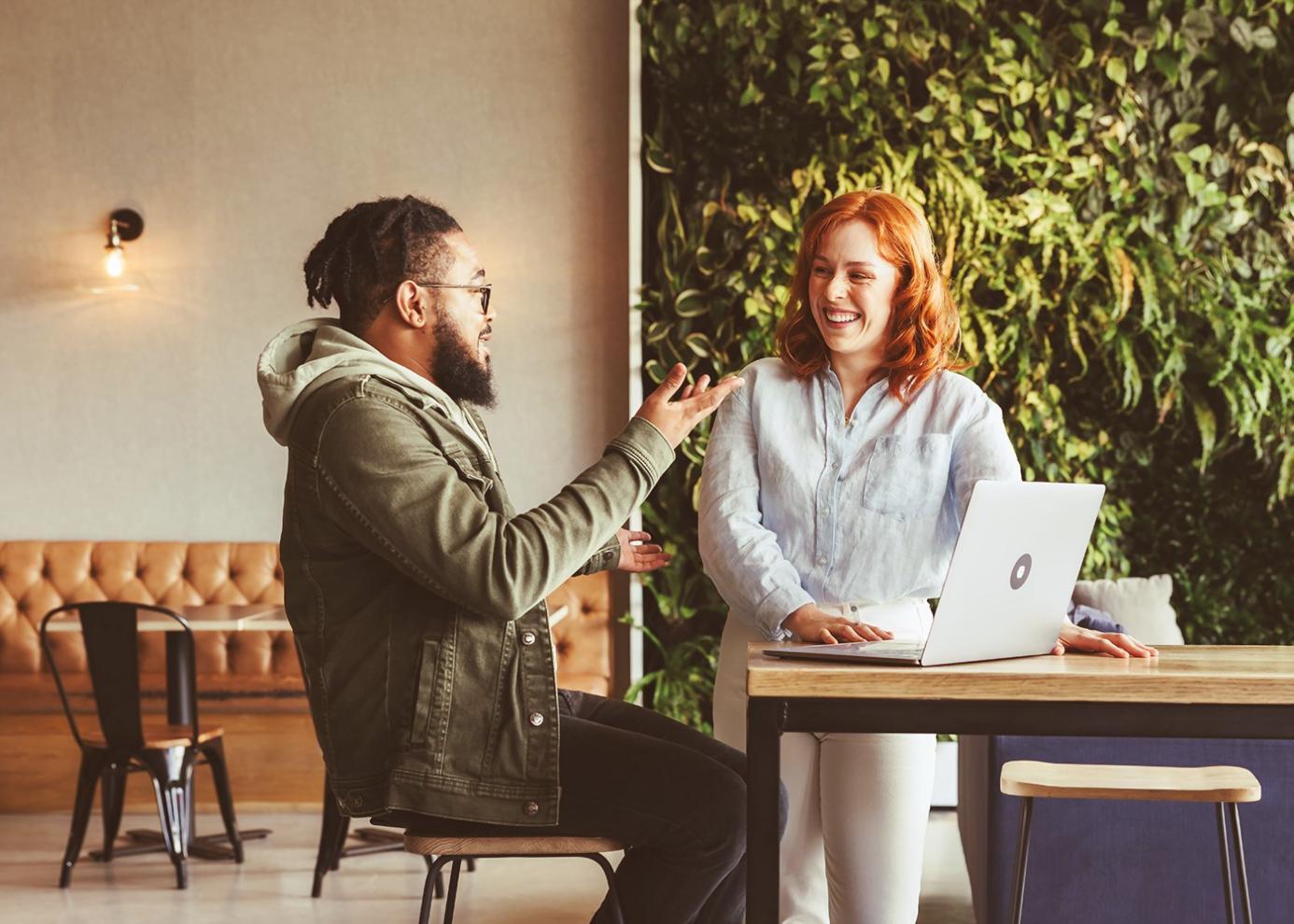 Teilnehmer arbeiten an Finanzprognosen mit interaktiven Tools