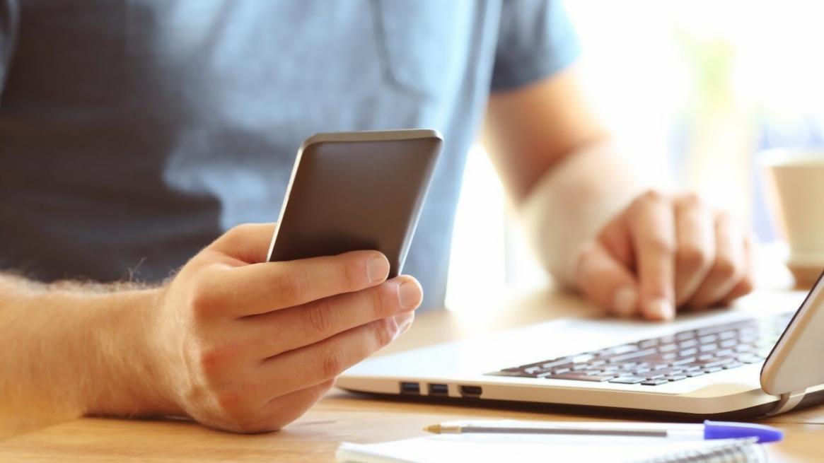 Workshop-Umgebung mit Finanzplanungstools und Teilnehmern bei der Budgetanalyse